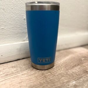 Yeti 20oz Rambler in Big Wave Blue